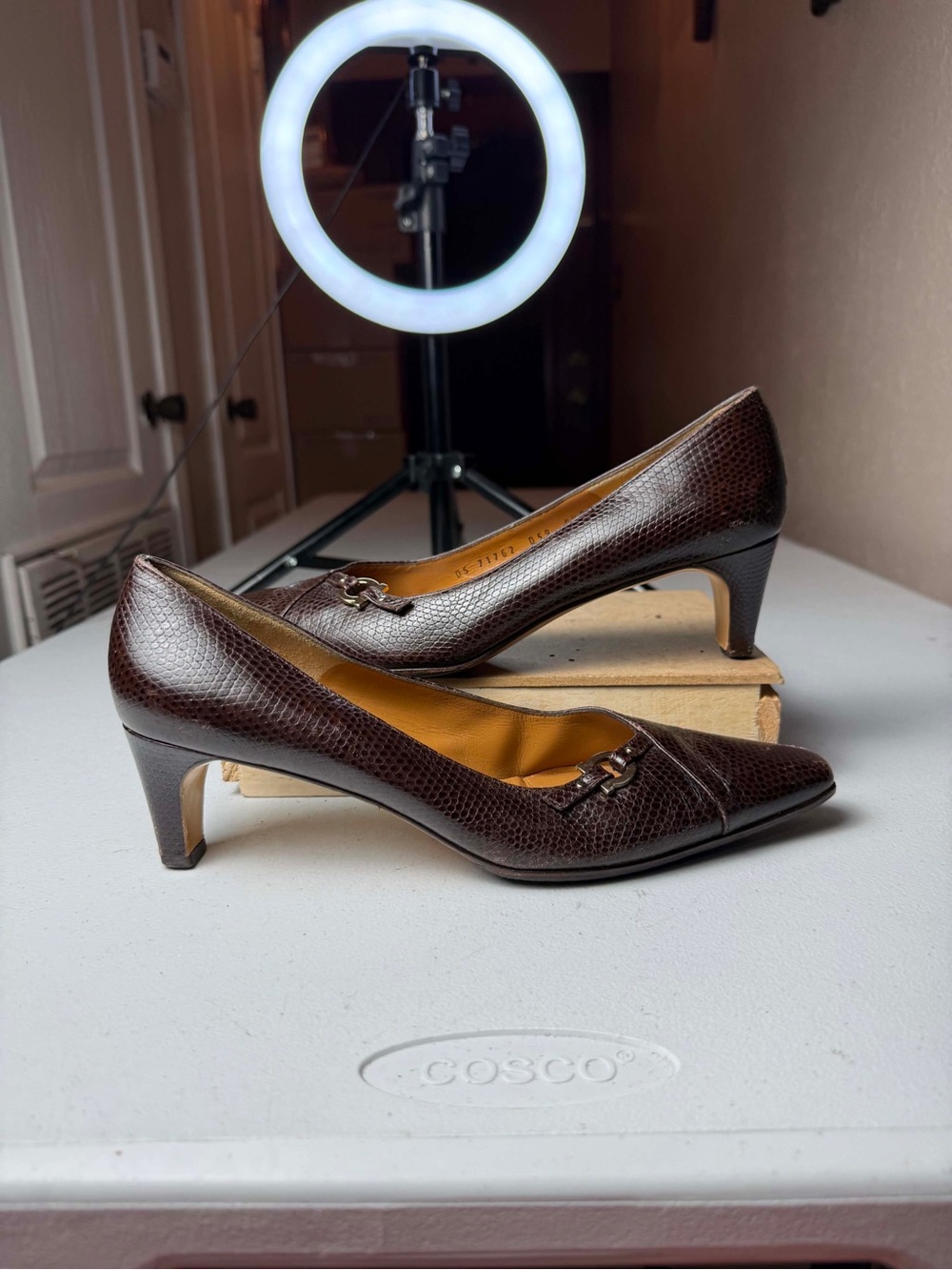 Ferragamo Ladies Leather Pump Reptile Skin Horseshoe Sz 8.5 Brown Heels - Picture 1 of 13